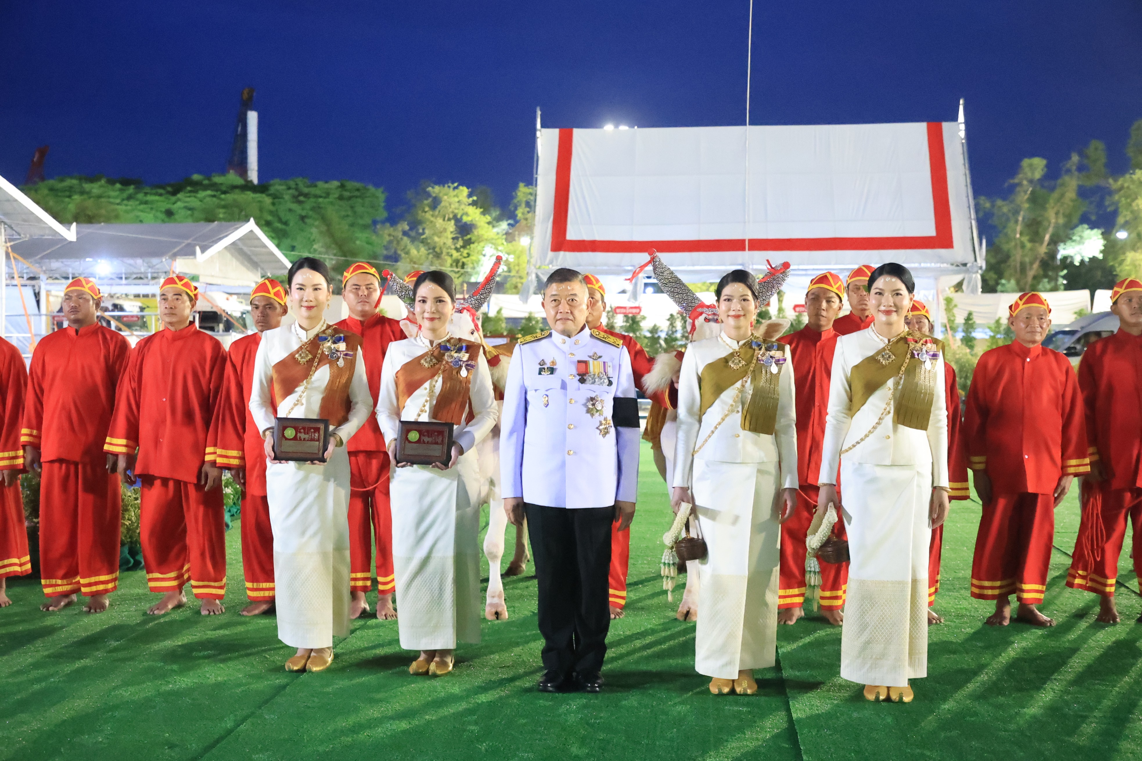 title - ปลัดเกษตรฯ ผู้ทำหน้าที่พระยาแรกนา พร้อมด้วยเทพีคู่หาบทองและเทพีคู่หาบเงิน ทำพิธีล้างมือพระยาแรกนา และเจิมหน้าพระโค
